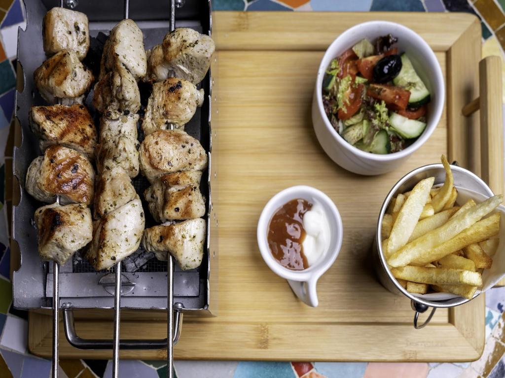 الطعام في بيت الضيافة أو بالجوار