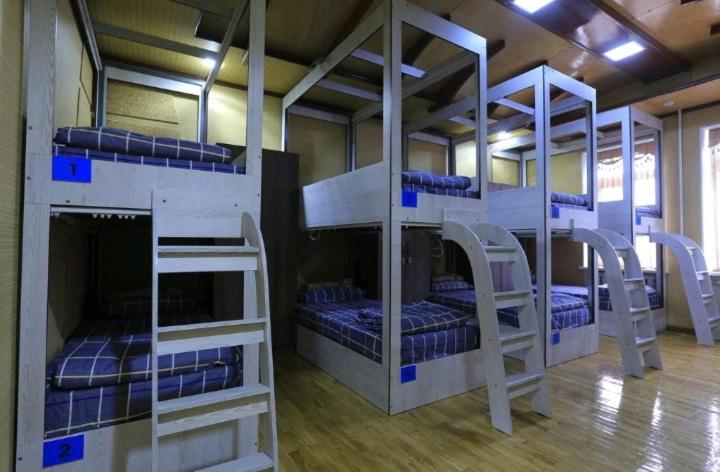 Palanda nebo palandy na pokoji v ubytování Yellow Hostel Dushanbe