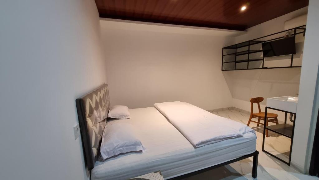 Postel nebo postele na pokoji v ubytování Batik Inn Semarang