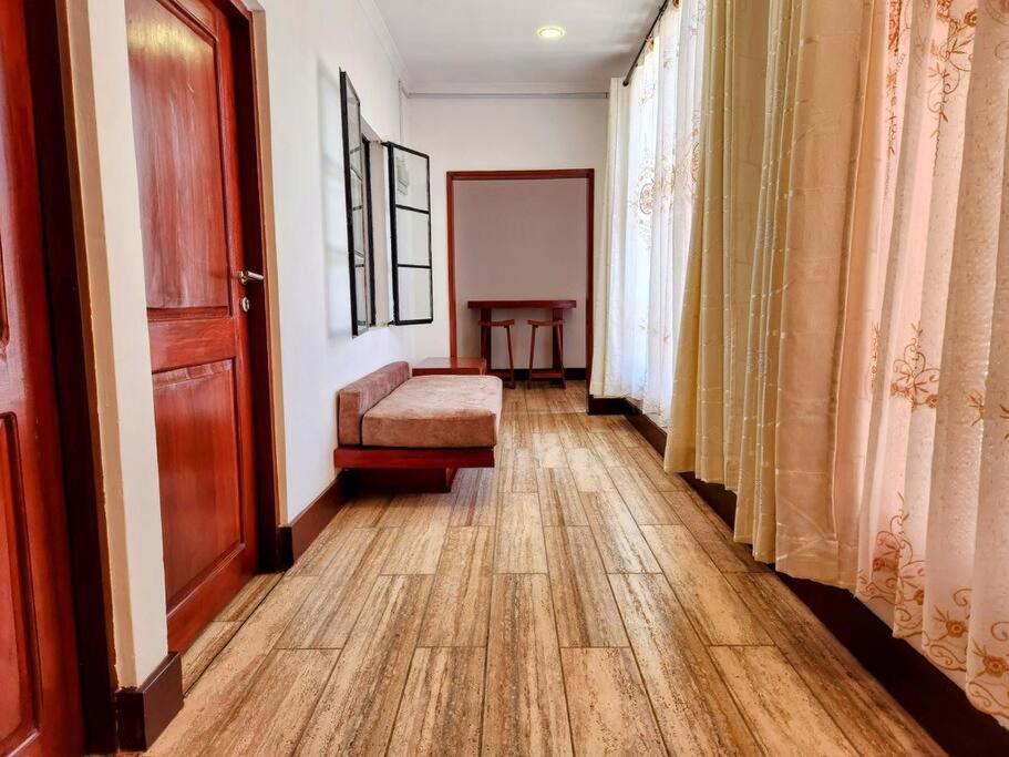 - un couloir avec une porte et une chaise dans la chambre dans l'établissement Cozy 2 bedroom in Moshi Town, à Moshi