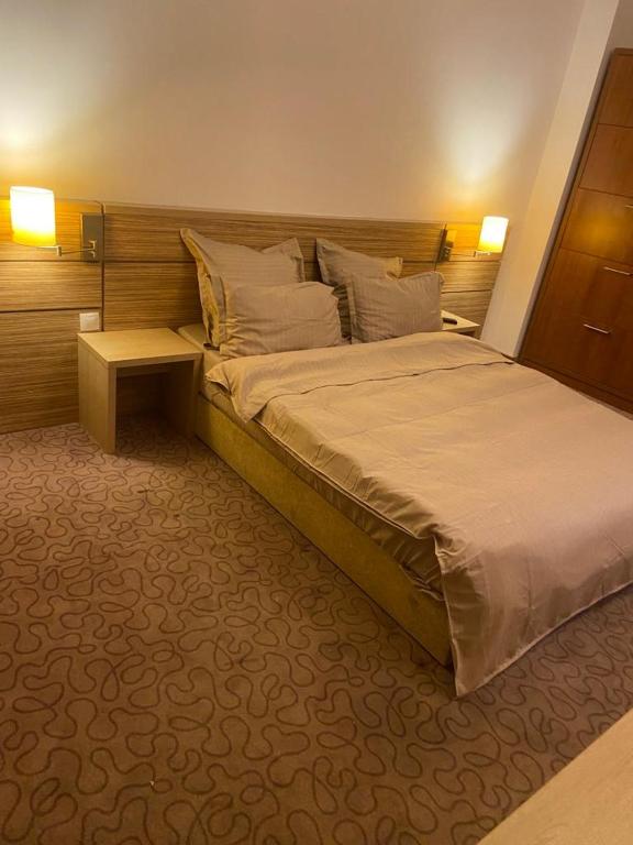 Cama ou camas em um quarto em Rin Grand ApartHOTEL