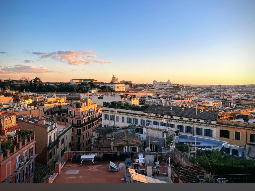 uma vista aérea de uma cidade ao pôr-do-sol em Spanish Steps Rome View em Roma
