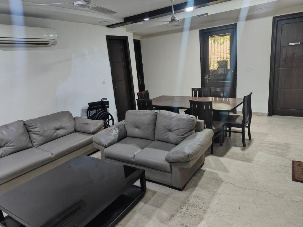 sala de estar con sofá y mesa en A J residency en Nueva Delhi