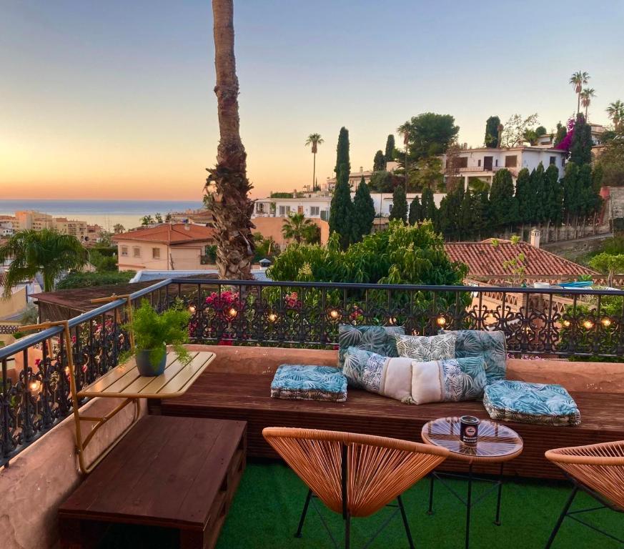 Un balcon sau o terasă la Villa con Piscina privada o Apartamento con Jacuzzi y Terraza