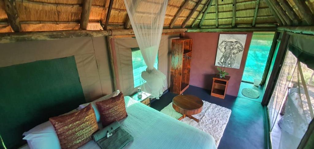Vista aérea de una habitación con cama y ventana en Kruger Buffalo Hill Lodge, en Phalaborwa