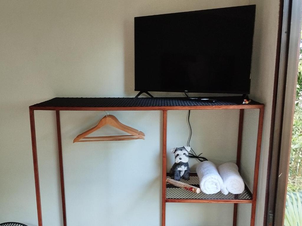 TV a/nebo společenská místnost v ubytování Breezes Ecolodge