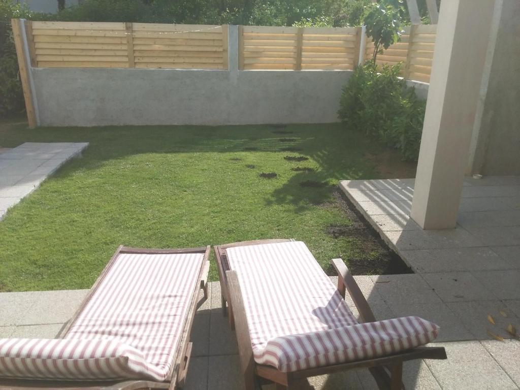 - une terrasse avec 2 chaises et une table dans l'établissement Apartment Floresita, à Zadar