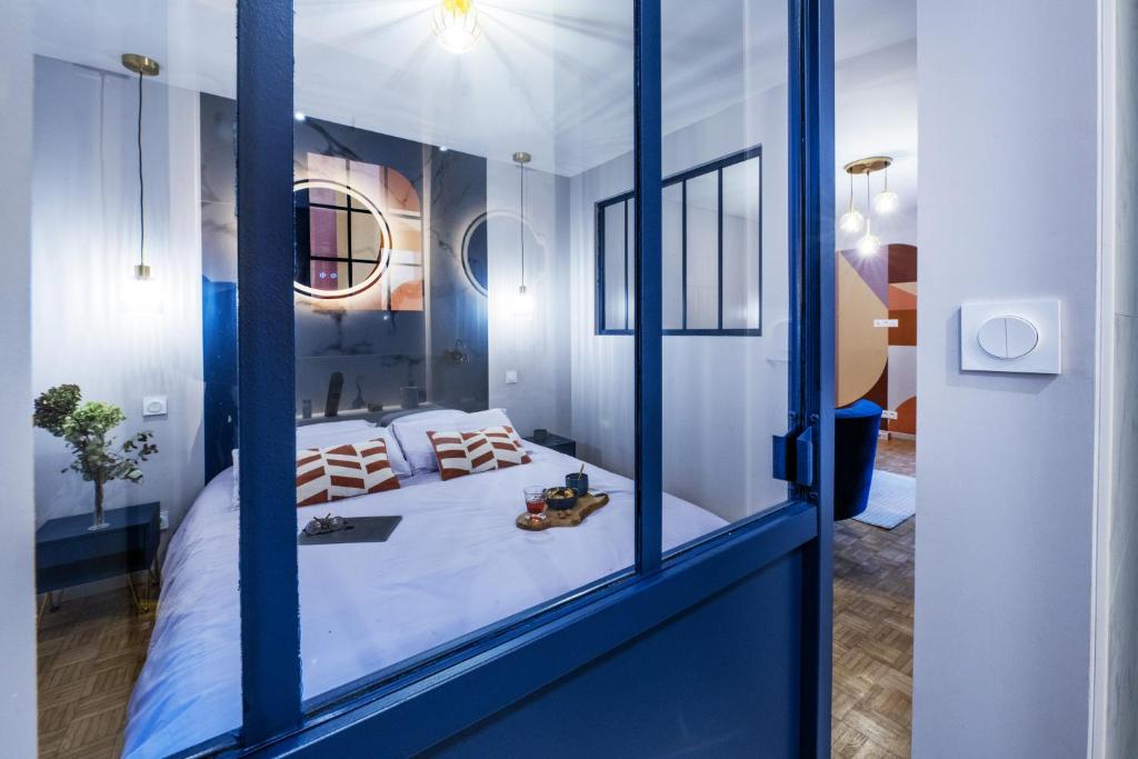 Postel nebo postele na pokoji v ubytování Wisteria Villa - Rêves en soie, Ecully