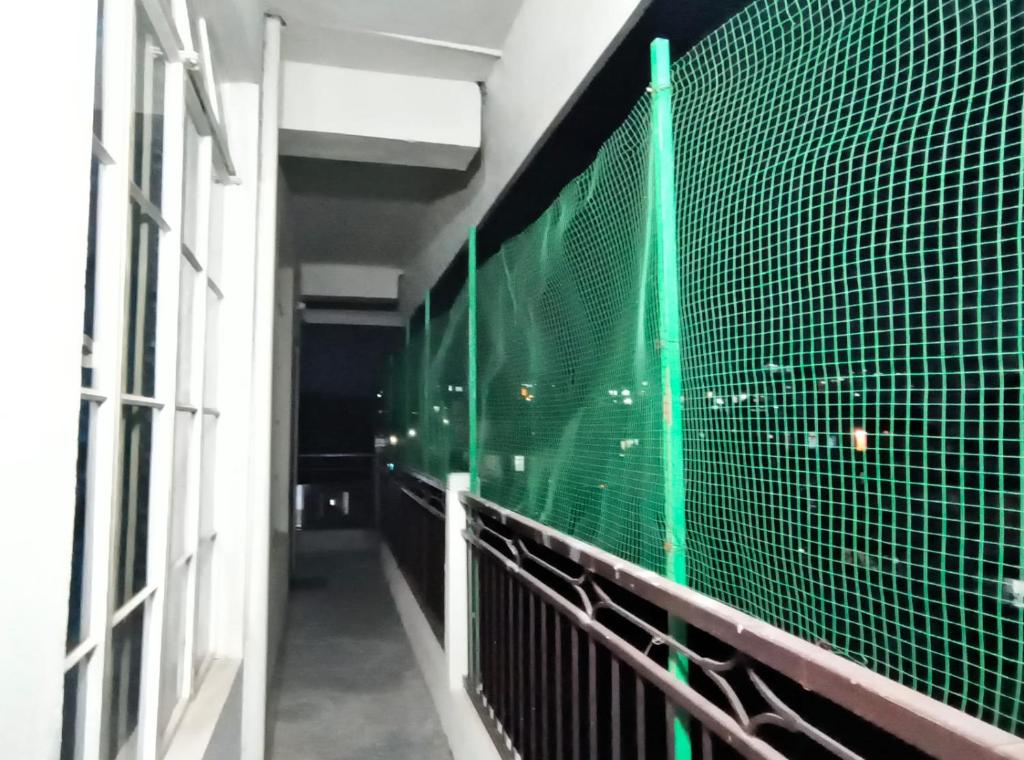 een groen hek aan de zijkant van een gebouw bij Arcadian Home Stay in Shillong