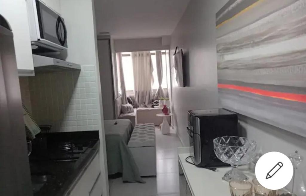 cocina pequeña y sala de estar con microondas en ESPAÇO ACONCHEGANTE NO SUDOESTE, en Brasilia