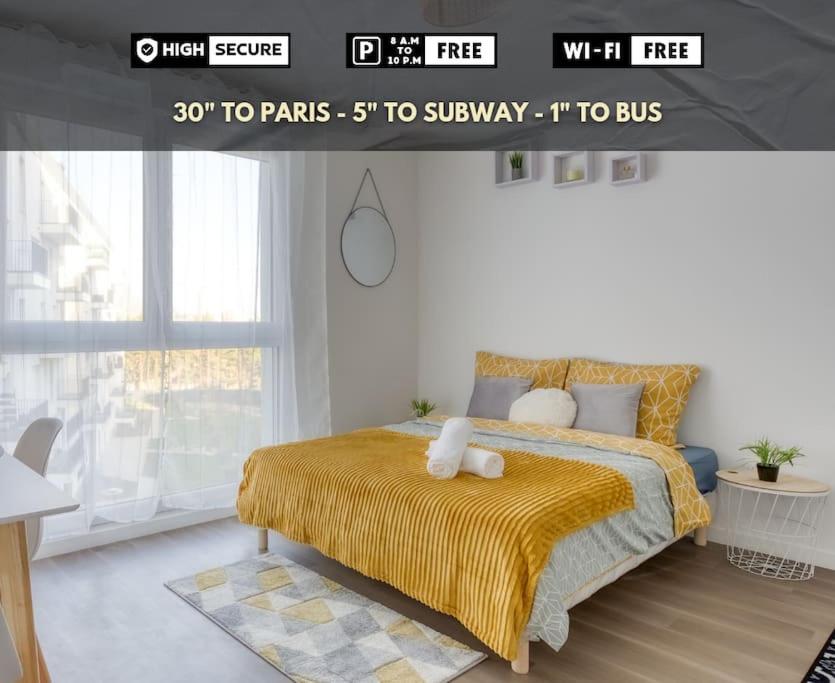 1 dormitorio con 1 cama con manta amarilla en Escapade parisienne à 25 minutes de la Tour Eiffel, en Villeneuve-la-Garenne