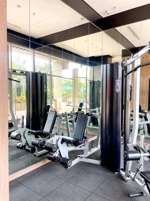 Palestra o centro fitness di Apt Transpark Cibubur 2 BR With Wi-Fi & Pool