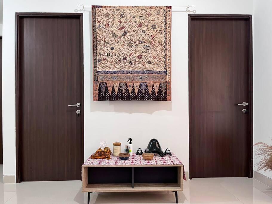 una stanza con due porte, un tavolo e un tappeto di Apt Transpark Cibubur 2 BR With Wi-Fi & Pool a Kalimanggis