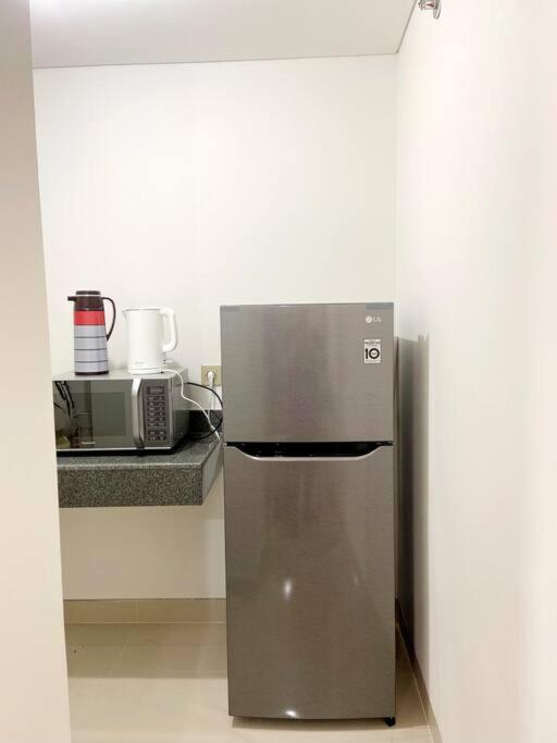 Cucina o angolo cottura di Apt Transpark Cibubur 2 BR With Wi-Fi & Pool