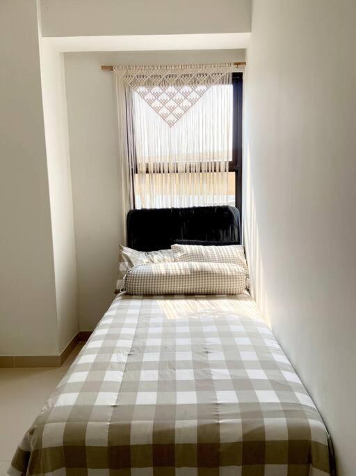 Letto o letti in una camera di Apt Transpark Cibubur 2 BR With Wi-Fi & Pool