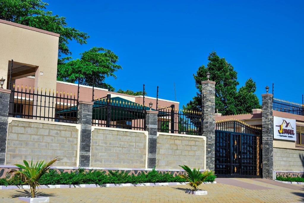 une clôture devant un bâtiment dans l'établissement Jengel Studio Apartments Entebbe 1, à Entebbe