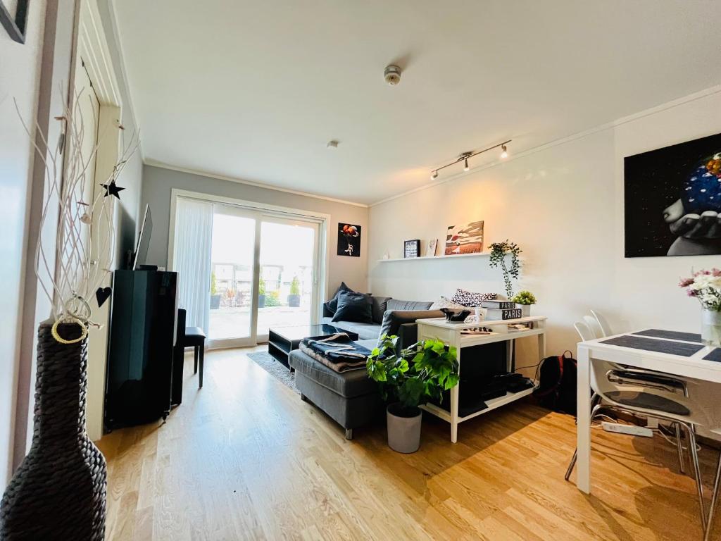 - un salon avec un canapé et une table dans l'établissement 2 bedroom apartment in great location, à Kristiansand