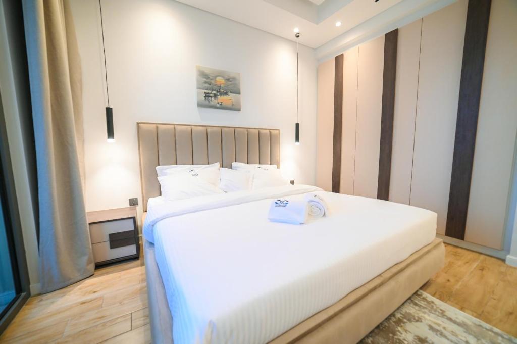 Llit o llits en una habitació de Diamond Jumeirah Garden City 1