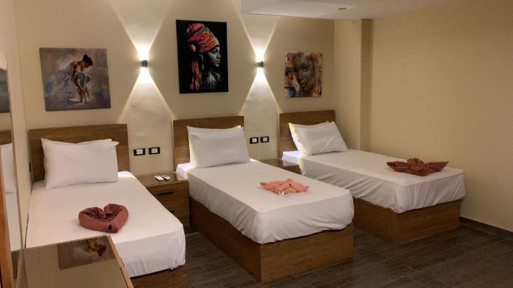 Cette chambre comprend deux lits avec un cœur. dans l'établissement Heaven Hostel, au Caire