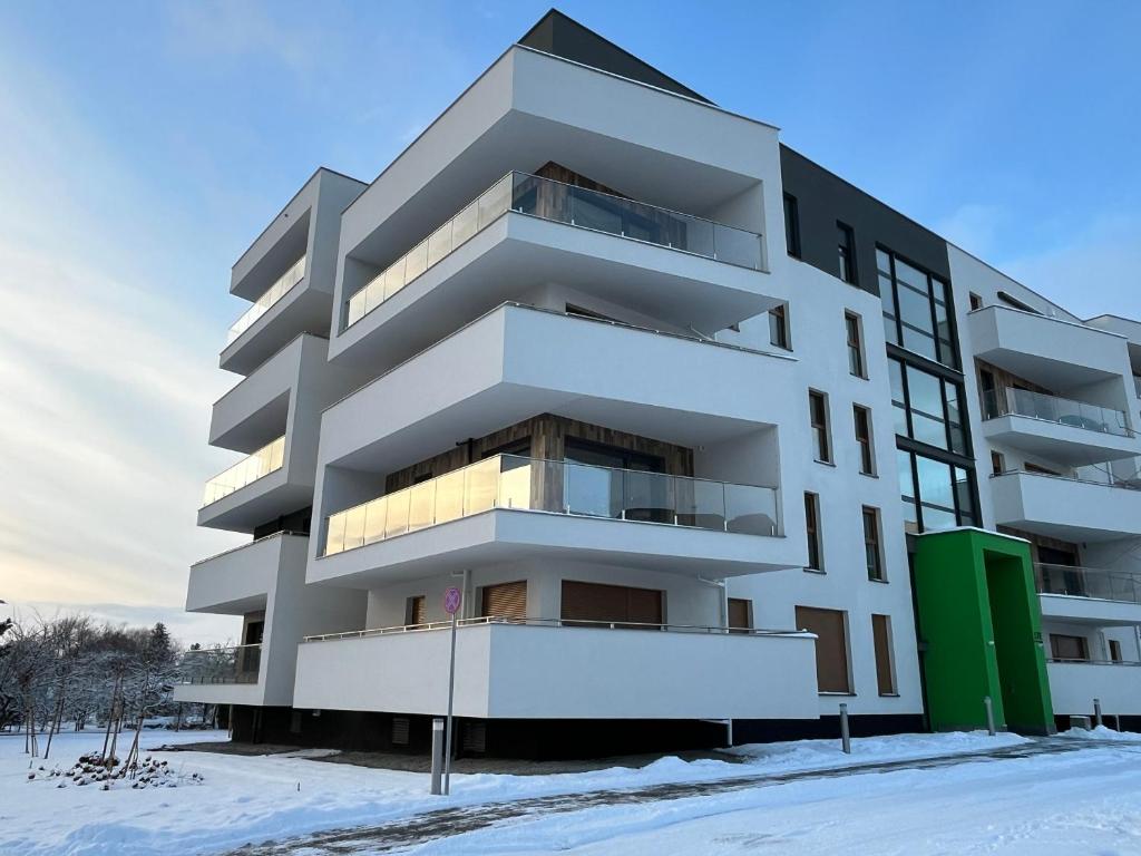 un edificio de apartamentos en la nieve en Prestige 1, en Opole