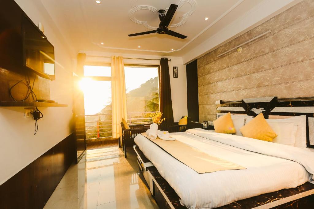 sypialnia z dużym łóżkiem i oknem w obiekcie Mirage Grand w mieście McLeod Ganj