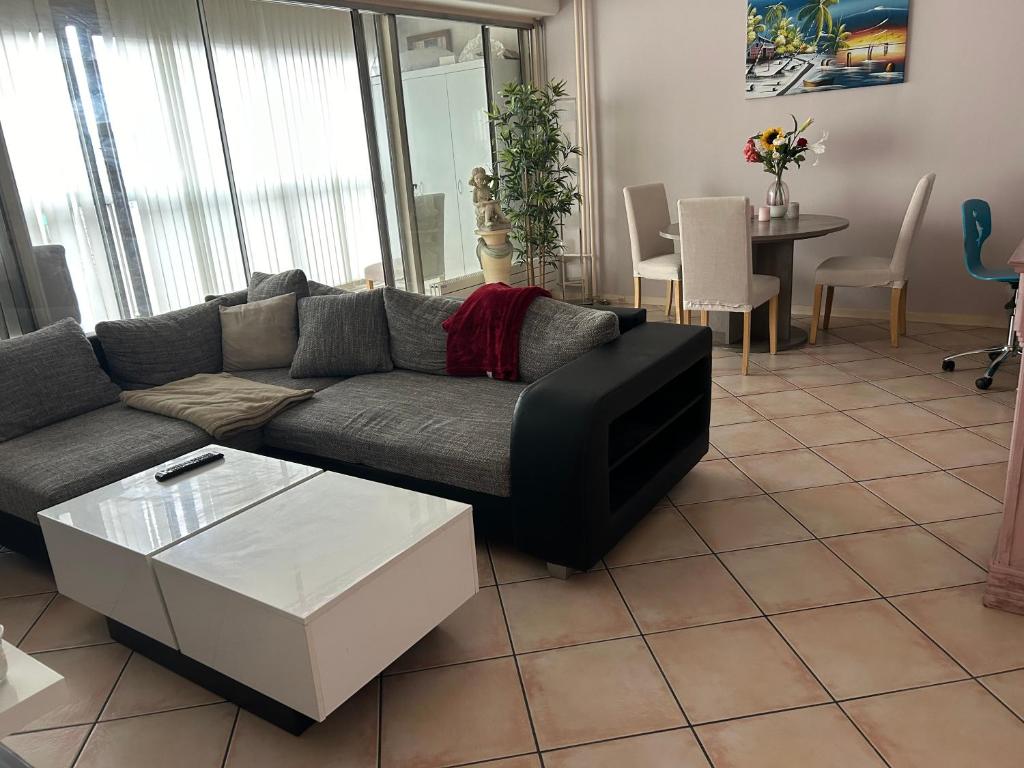 - un salon avec un canapé et une table dans l'établissement Appartement 80 m2 Île de France Juvisy, à Juvisy-sur-Orge