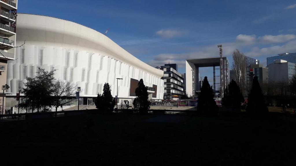 un grande edificio bianco di fronte a una città di Double chambre Nanterre - La Défense-Arena a Nanterre
