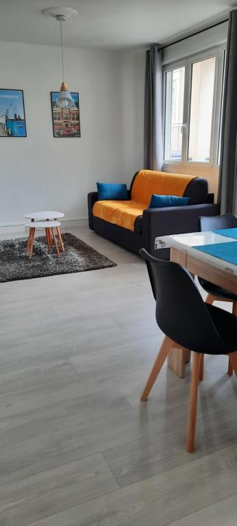sala de estar con sofá y mesa en Appartement Entre terre et mer, en Dunkerque