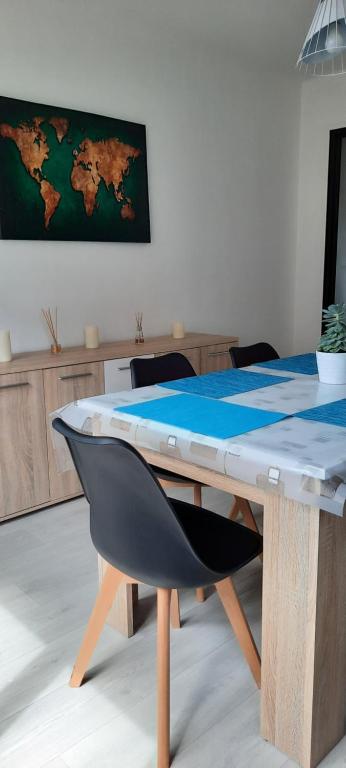 una mesa con un mantel azul encima en Appartement Entre terre et mer, en Dunkerque