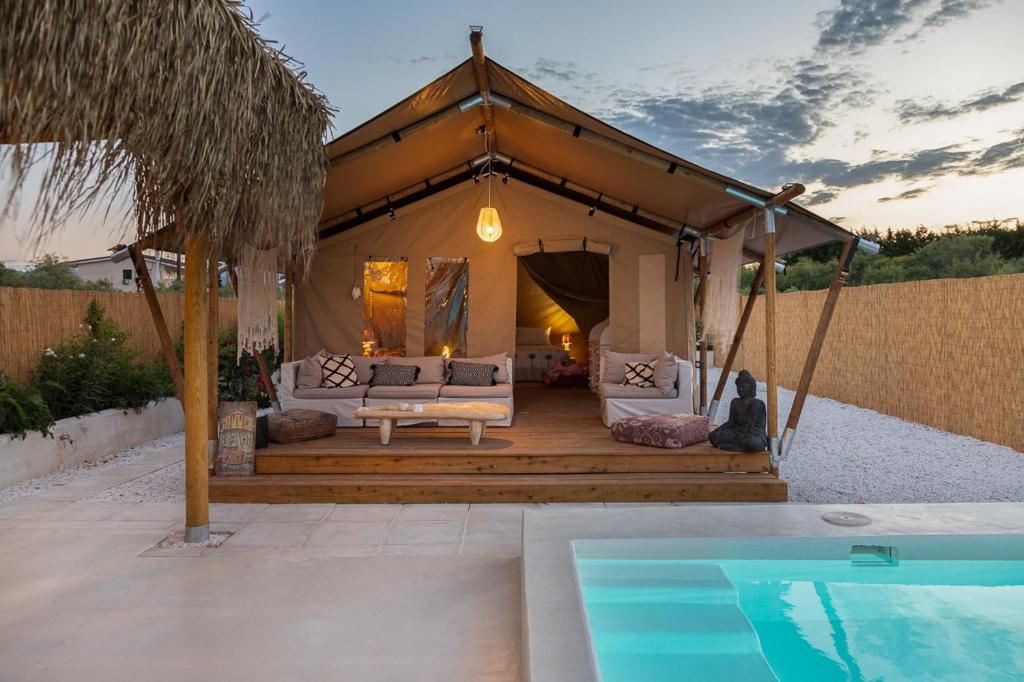 Bazén v ubytování NOMAD GLAMPING nebo v jeho okolí