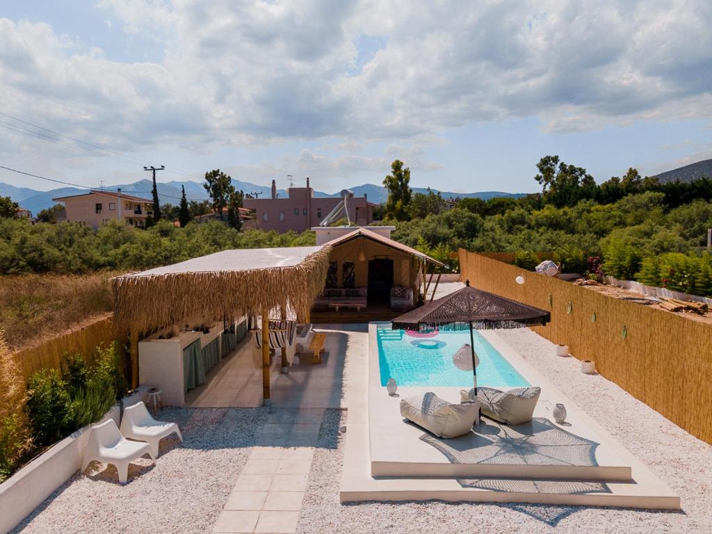 Nespecifikovaný výhled na hory nebo výhled na hory při pohledu z luxury tent