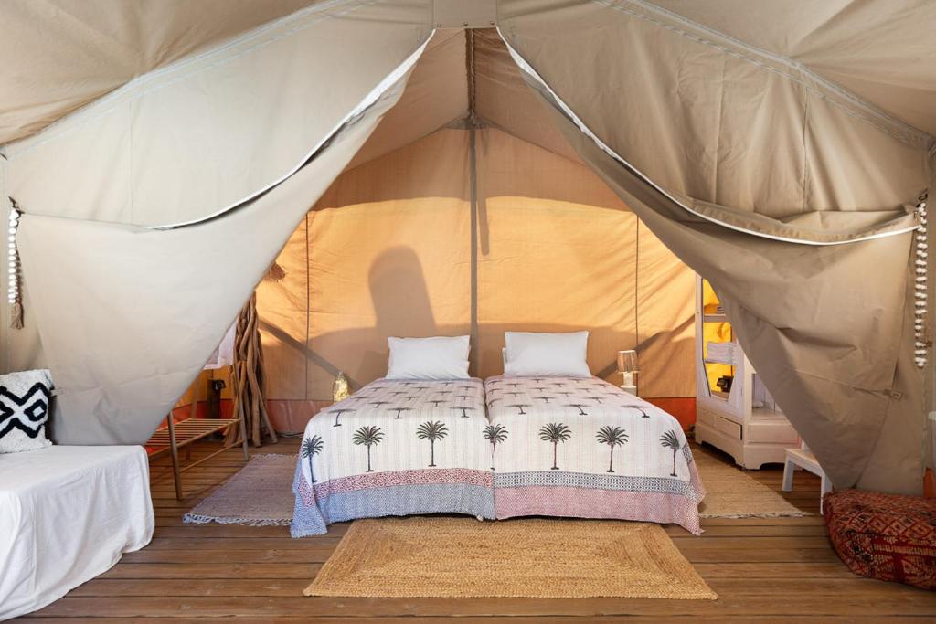 Postel nebo postele na pokoji v ubytování NOMAD GLAMPING