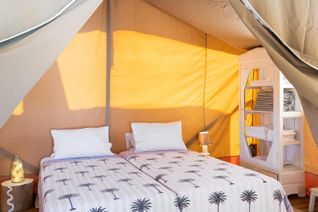 Postel nebo postele na pokoji v ubytování NOMAD GLAMPING