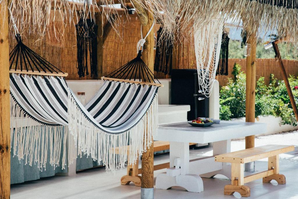 TV a/nebo společenská místnost v ubytování NOMAD GLAMPING