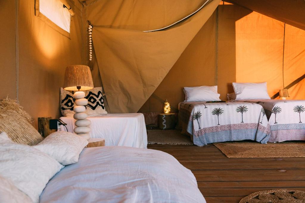 Postel nebo postele na pokoji v ubytování NOMAD GLAMPING