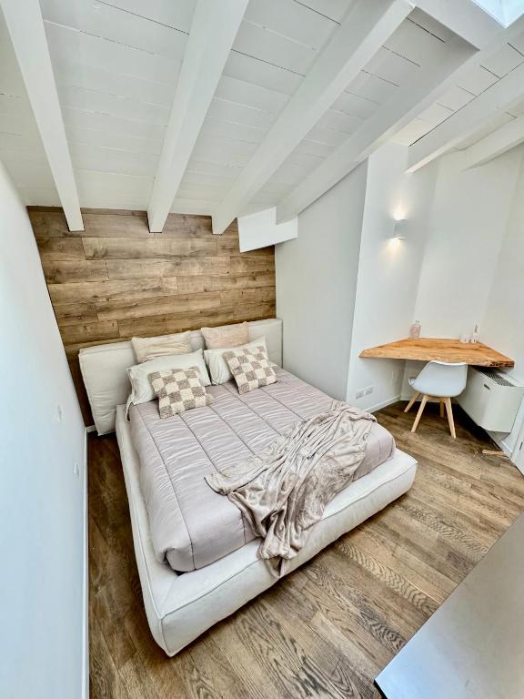a bedroom with a large white bed in a room at [Bridge Apt.] Garage - Netflix - wifi in Brescia