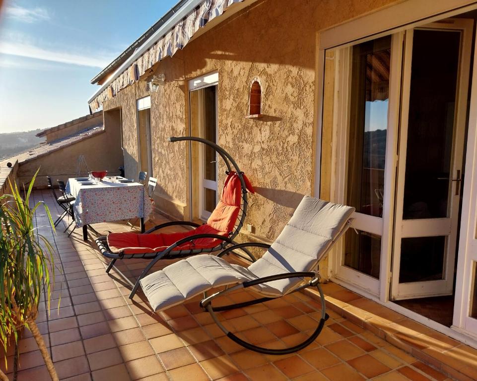Balkoni atau teres di Vue montagne et terrasse privée Appartement centre Nyons