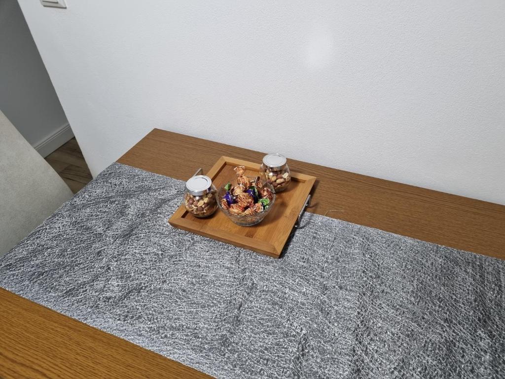 a bowl of toys on a wooden tray on a table at Garage studio in Bistriţa