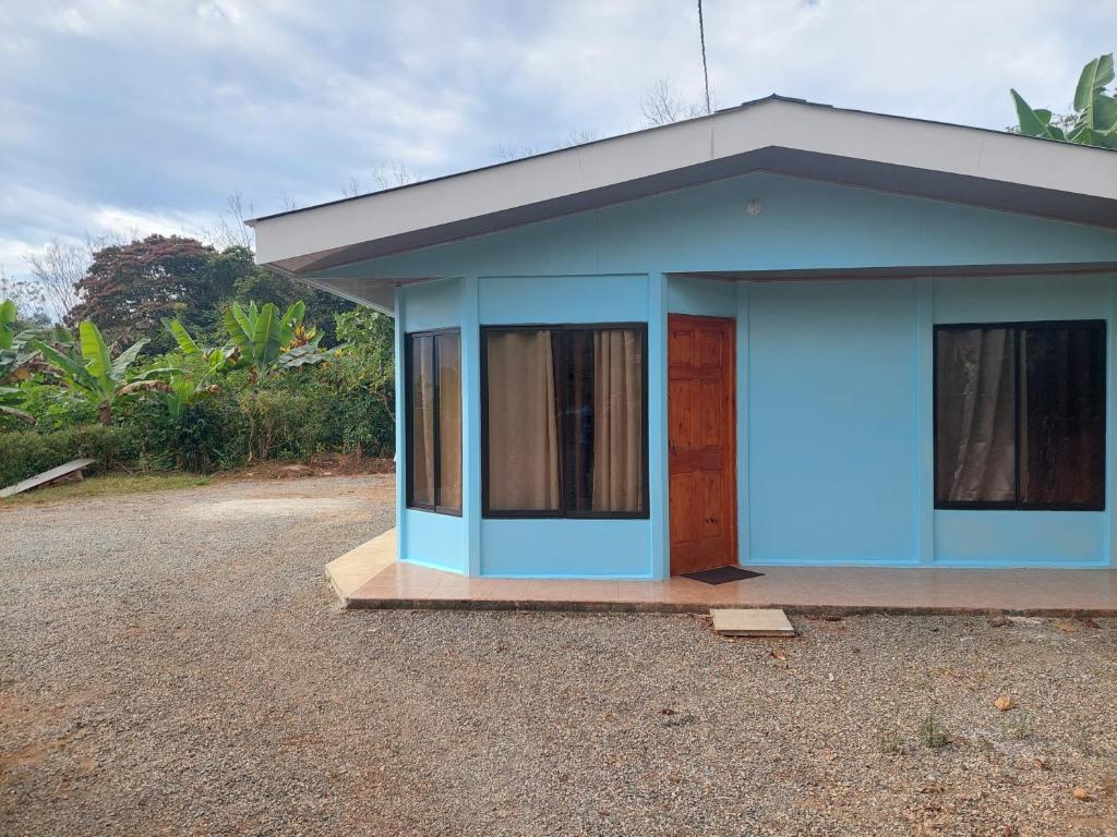 une petite maison avec un bleu dans l'établissement Jessie's Country House Rivas, à Rivas