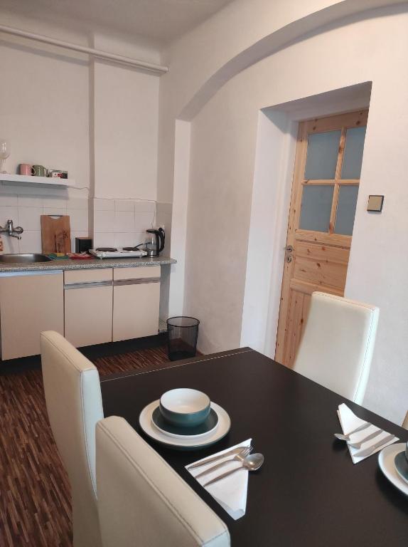 a kitchen and dining room with a table and chairs at Apartmán U Krtka in Lázně Kynžvart