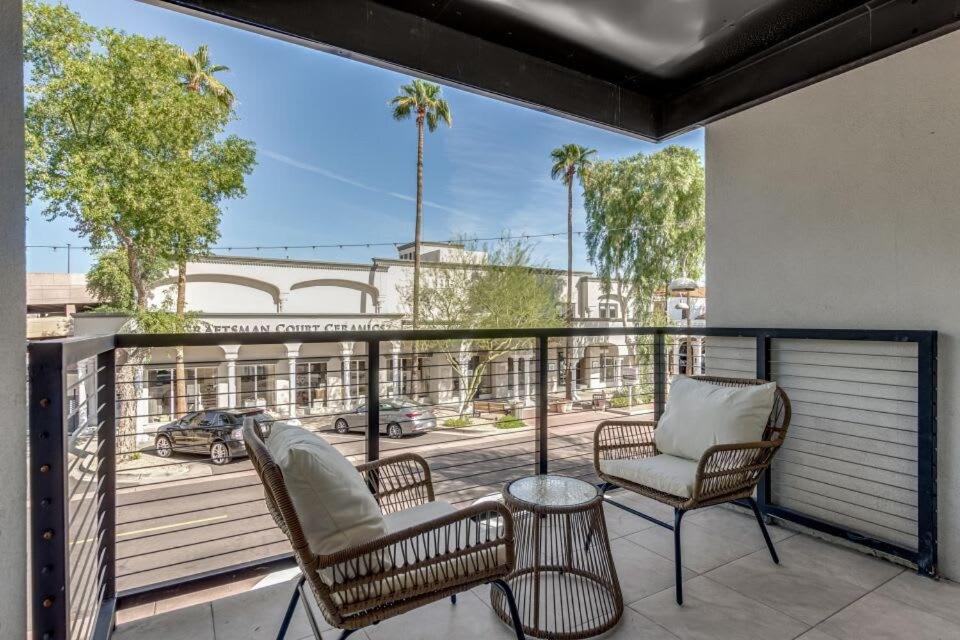 d'un balcon avec deux chaises et une vue sur la rue. dans l'établissement LUX at Craftsman - Heart of Old Town Studio 1, à Scottsdale