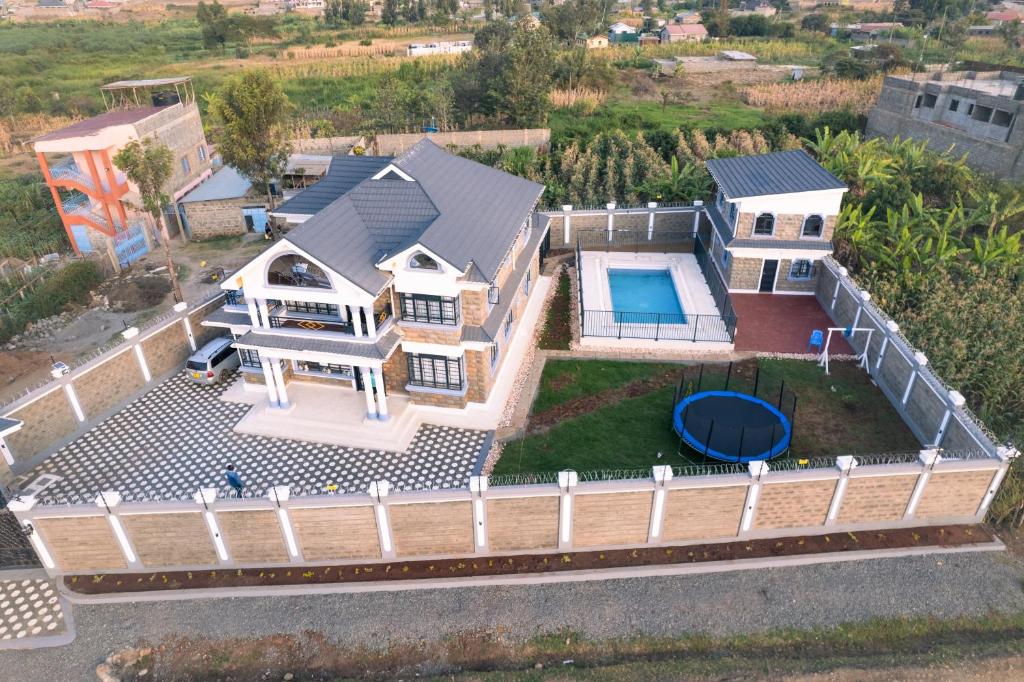una vista aérea de una casa con piscina en Cadenrockvilla - Furnished 3 bedroom villa with pool, en Ruiru
