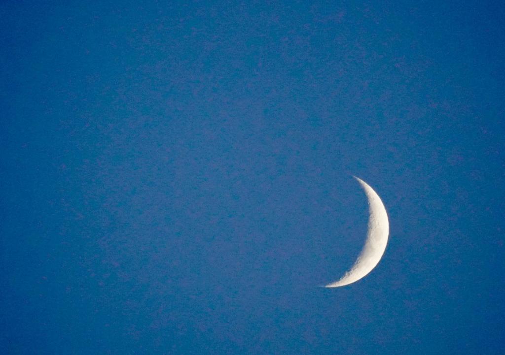 uma lua crescente num céu azul em Pezza 21 em Samnaun