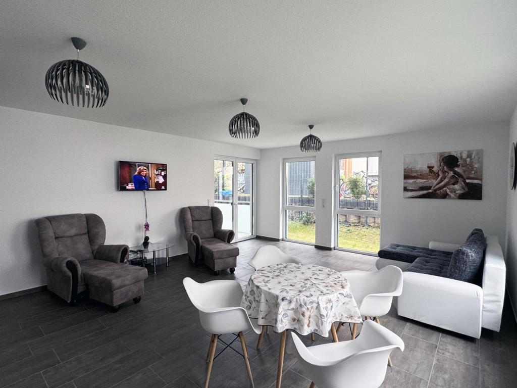 een woonkamer met een tafel en stoelen bij Appartement Neugasse de Luxe in Bad Camberg