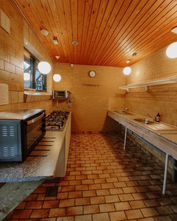 Kuchyň nebo kuchyňský kout v ubytování 6 personers hytte på Tarm camping
