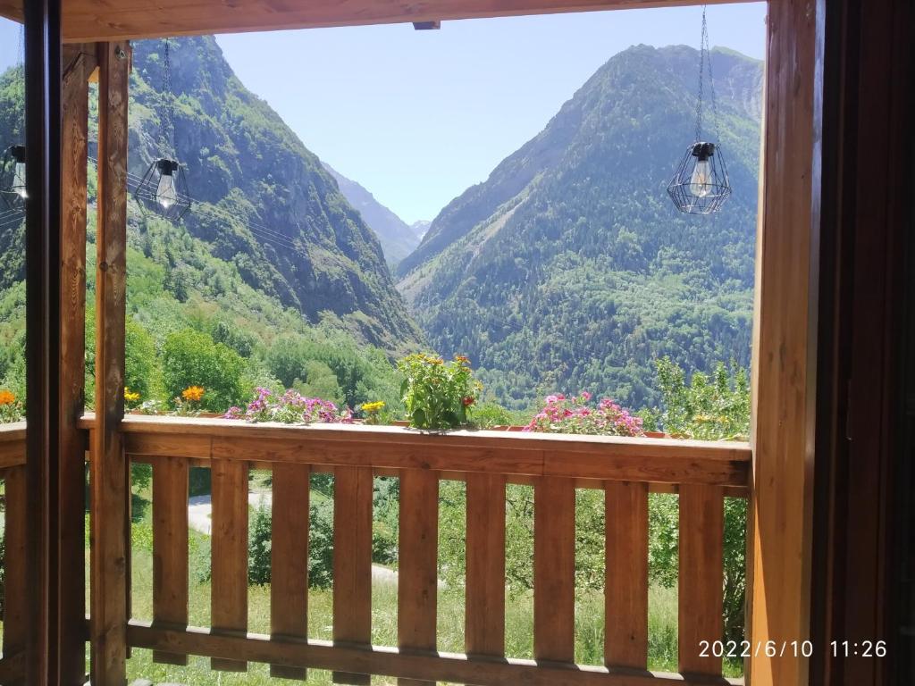 von einer Veranda mit Bergblick in der Unterkunft Chalet les Alpes - Le Sapey in Vénosc
