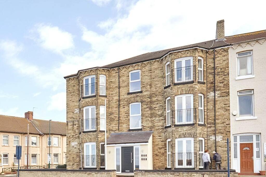 Huge with Stunning Seaviews Sleeps 16!, Redcar