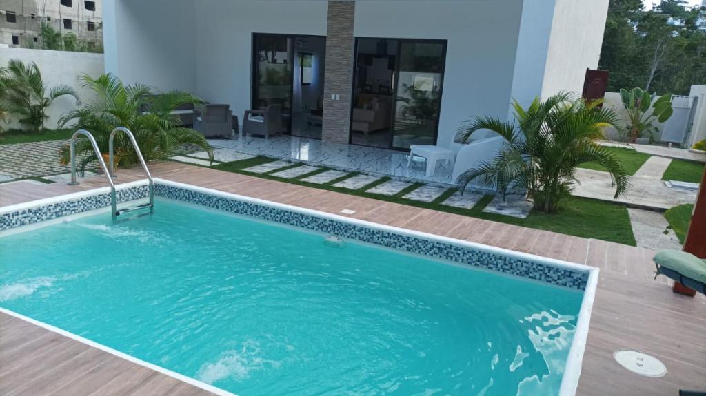 een zwembad in het midden van een huis bij Espectacular Villa En Alquiler in Las Terrenas