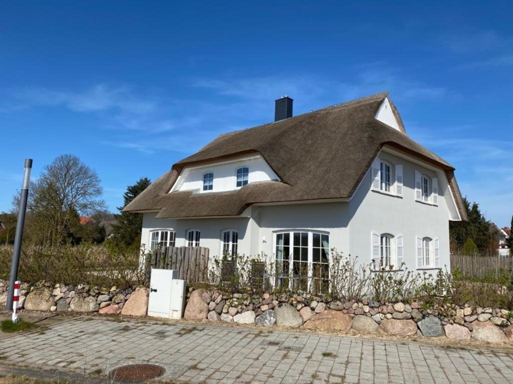 uma casa branca com um telhado castanho em zwisch Boltenhagen und Pötenitz Ostseeurlaub bis 6 Pers"Alte Liebe" Haus A em Dassow