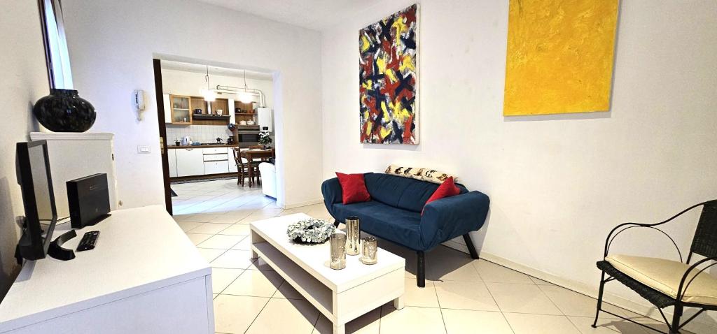 ein Wohnzimmer mit einem Sofa und einem Tisch in der Unterkunft Andry Apartment with private Garden in Lido di Venezia